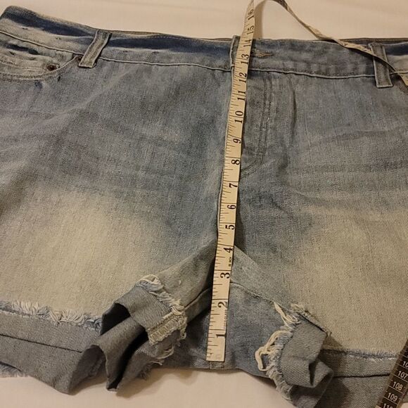 Forever 21 distressed denim shorts size 18 - Picture 6 of 9